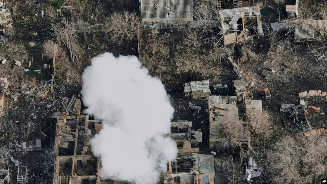 Asap mengepul setelah serangan Rusia di pinggiran Bakhmut, Ukraina, Selasa, 27 Desember 2022. (Foto: AP/Libkos)