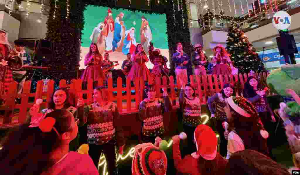 En algunos centros comerciales, se organizan encuentros con grupos musicales y bailarines. [Foto: Karen Sánchez, VOA]