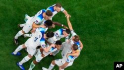 Para pemain Inggris merayakan gol yang berhasil dicetak ke gawang Senegal dalam pertandingan babak 16 besar Piala Dunia 2022 antara Inggris melawan Senegal di Stadion Al Bayt, Qatar, pada 4 Desember 2022. (Foto: AP/Petr David Josek)