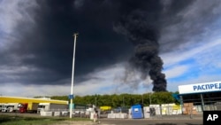 Asap mengepul dari daerah yang dikuasai oleh pasukan separatis dukungan Rusia di Makiivka, wilayah Donetsk, Ukraina timur (foto: dok). Serangan rudal HIMARS di kota itu hari Minggu (1/1) menewaskan sedikitnya 63 tentara Rusia di sana.