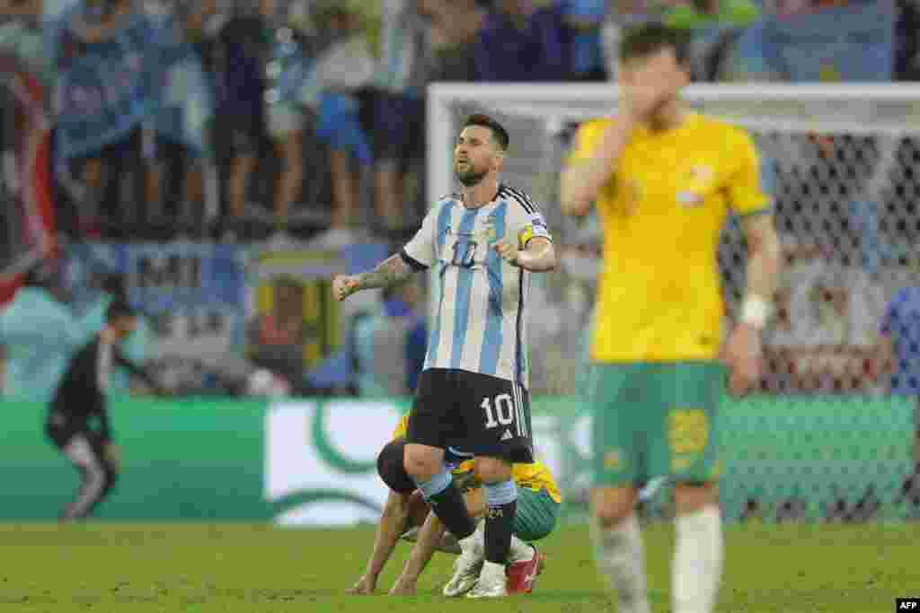 Attaquant ya Argentine #10 Lionel Messi azali kosepela nsima na ekolo na ye koleka na 1/4 ya finales liboso lya Australie 2-1 na Mondial Qatar 2022 na stade Ahmad Bin All, Al-Rayyan, Doha, 3 décembre 2022. (Photo by Odd ANDERSEN / AFP)