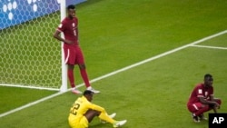 Les joueurs qataris après leur défaite 3-1 face au Sénégal, au stade Al Thumama de Doha, au Qatar, vendredi 25 novembre 2022. 