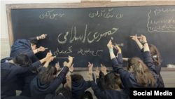 همراهی دختران دانش‌آموز با جنبش «زن، زندگی، آزادی» در مدارس ایران