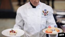 Шеф-повар Белого дома Крис Комерфорд представляет меню государственного ужина в честь президента Франции Эммануэля Макрона в Белом доме в Вашингтоне, 30 ноября 2022 года