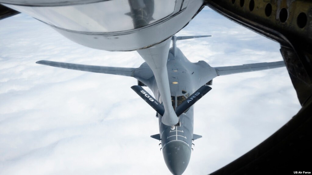 미 공군 B-1B 전략 폭격기가 지난달 10일 태평양 상공에서 공중급유를 받고 있다l 