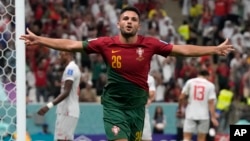 Jwe Potigal Goncalo Ramos selebre apre li make 5em gol ekip li nan match kont La Suis nan Mondyal Foutbol Qatar la, Madi 6 Desanm, 2022. 
