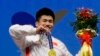 资料照片：中国运动员吕小军在韩国高阳举行的世界举重锦标赛的颁奖仪式上展示他获得的金牌。(2009年11月24日)