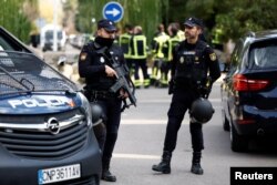 Polisi berdiri di luar Kedutaan Besar Ukraina setelah ledakan di gedung kedutaan melukai seorang karyawan, di Madrid, Spanyol 30 November 2022. (Foto: REUTERS/Juan Medina)