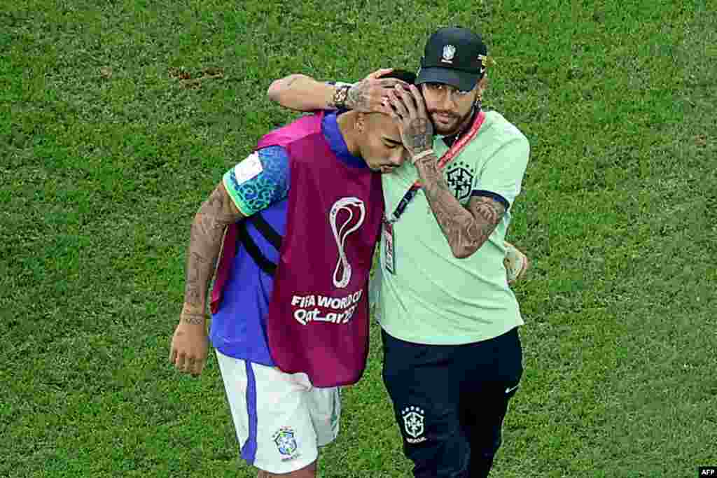 Attaquant ya Brésil #10 Neymar apesi losako na attaquant ya Brésil #18 Gabriel Jesus nsima na kopola 0-1 na Cameroun na groupe G ya monsial Qatar 2022 na stade Lusail, Doha, 2 décembre 2022. (Photo by Giuseppe CACACE / AFP)