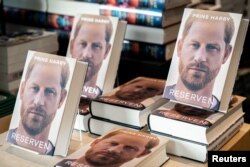 Buku memoar Pangeran Harry "Reserven" (disebut Spare dalam bahasa Inggris), siap dijual di toko buku Boghallen, Kopenhagen, 10 Januari 2023. (Ritzau Scanpix/Ida Marie Odgaard via REUTERS)