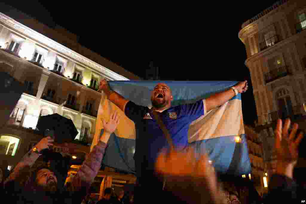 Os fãs argentinos celebram na Puerta del Sol, Madrid, Espanha, após o jogo de futebol meia-final do Campeonato do Mundo entre Argentina e Croácia no Qatar, terça-feira, 13 de Dezembro de 2022. A Argentina derrotou a Croácia por 3-0. (AP Photo/Andrea Comas)