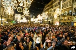 Massa berkumpul saat penyalaan lampu Natal di jalan-jalan Vigo, Spanyol, Sabtu, 19 November 2022. (AP/Lalo R. Villar)