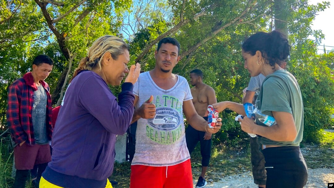 Yon gwoup migran Kiben kanpe bo lari nan Key Largo, Florid, 3 Janvye 2023. 