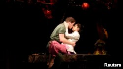 Diễn viên Alistair Brammer và Eva Noblezada đóng vai Chris và Kim trong vở nhạc kịch "Miss Saigon" được trình diễn tại nhà hát Prince Edward ở London vào ngày 19/5/2014. 