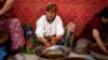  Au Maroc, la désaffection des jeunes menace l'huile d'argan artisanale