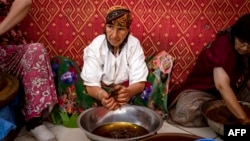 La production d'huile d'argan au Maroc est essentiellement le fait de femmes sexagénaires.