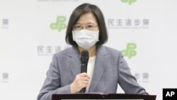 Prezidan Taiwan Tsai Ing-wen anonse demisyon li kom direktris pati Demokrat Pwogresis la nan Taipei, Taiwan, Samdi 26 Nov. 2022. 