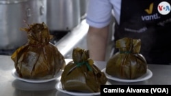 El tamal es una comida que le da identidad a las celebraciones navideñas de los colombianos, una comida versátil que encontró en cada rincón del país diferentes formas de preparar y hasta de envolver. 