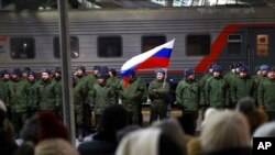2022年12月2日，在俄罗斯秋明的一个火车站，本征兵入伍、参加乌克兰军事行动的俄罗斯士兵在登上火车前举行仪式。