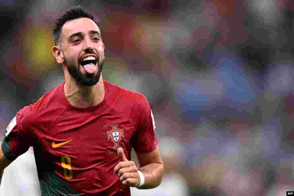 Millieu ya Portugal #08 Bruno Fernades asepeli nsima na kotiya mongete ya mibale ya ekipi na ye na match na Uruguay na groupe H ya Mondial Qatar 2022 na stade Lusail, Doha, 28 novembre 2022. (Photo Kirill KUDRYAVTSEV / AFP)