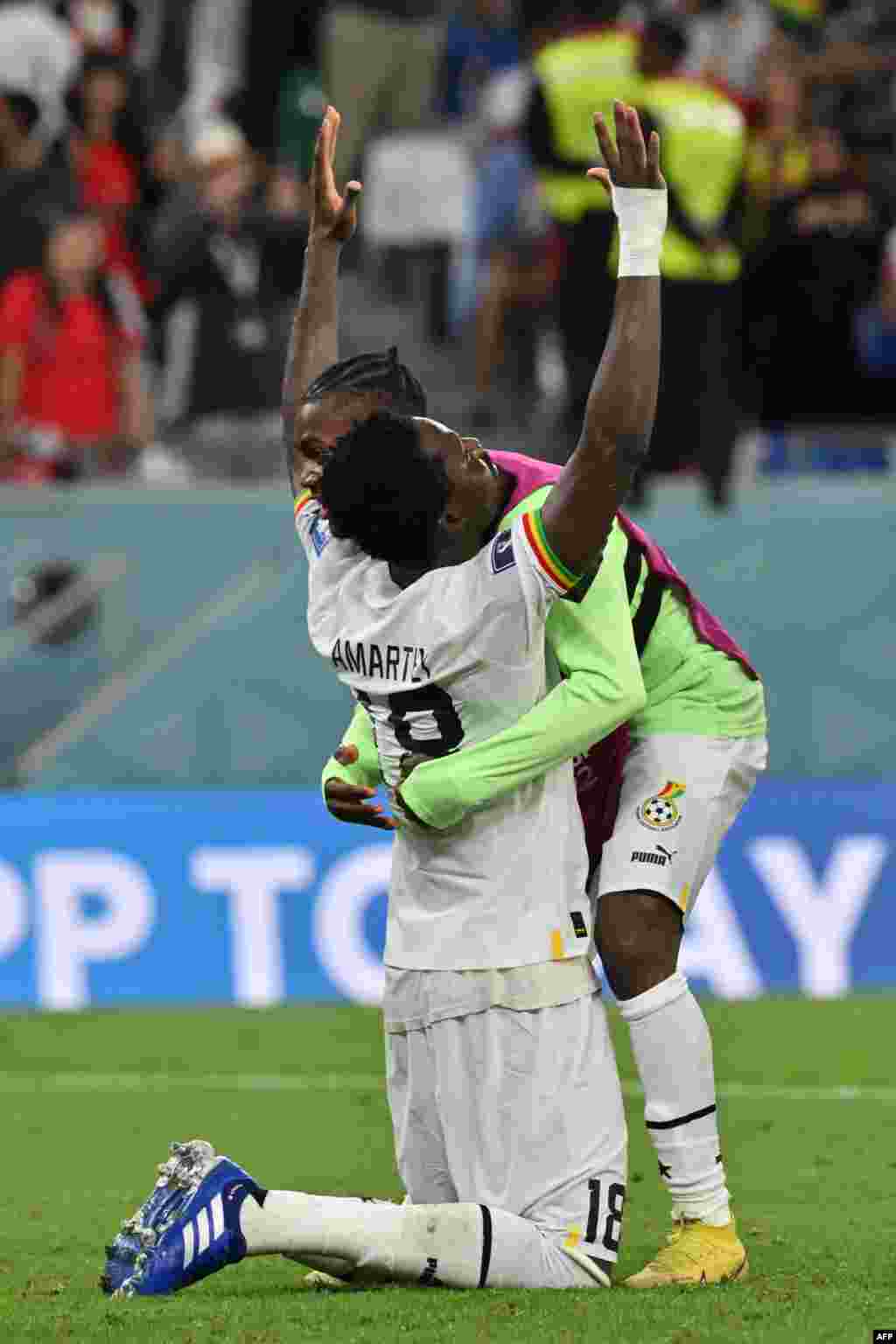 Défenseur ya Ghana #18 Daniel Amartey (G) azsepeli na moyi ekipi na ye nsima na eloga liboso lya Corée du Sud na match ya groupe H ya Mondial Qatar 2022 na stade Al-Rayyan, Doha, 28 novembre 2022. (Photo JUNG Yeon-je / AFP)