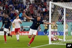 Kylian Mbappe dari Prancis melakukan selebrasi setelah mencetak gol kedua saat pertandingan sepak bola grup D Piala Dunia antara Prancis dan Denmark, di Stadion 974 di Doha, Qatar, Sabtu, 26 November 2022. (Foto: AP/Thanassis Stavrakis)