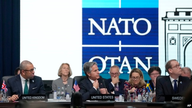 Sekretari amerikan i Shtetit, Antony Blinken, duke ndjekur punimet e takimit të NATO-s