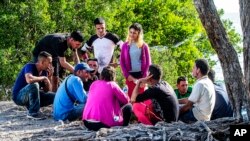 Un grupo de inmigrantes cubanos se reúnen en la isla de Duck Key, en Middle Keys, Florida, el 2 de enero de 2023.
