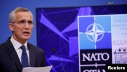 Sekretaris Jenderal NATO Jens Stoltenberg berbicara dalam konferensi pers di markas NATO di Brussels, Belgia, pada 25 November 2022. (Foto: Reuters/Johanna Geron)