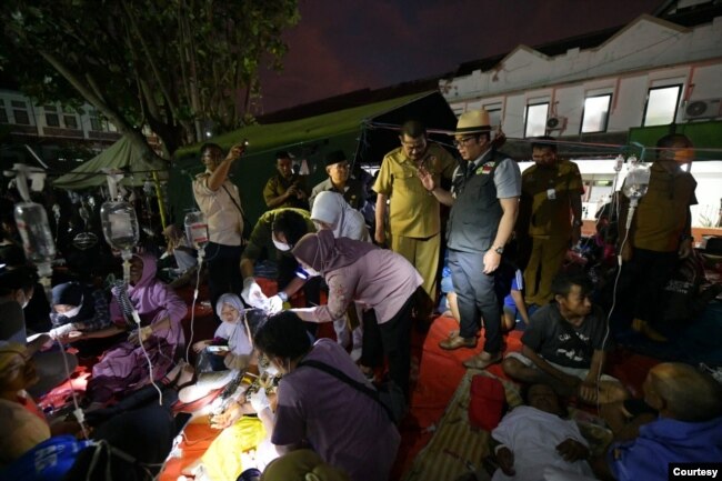 Ridwan Kamil di tengah pengungsi korban gempa Cianjur, Jawa Barat., 22 November 2022. (Courtesy : Humas Gubernur Jawa Barat).