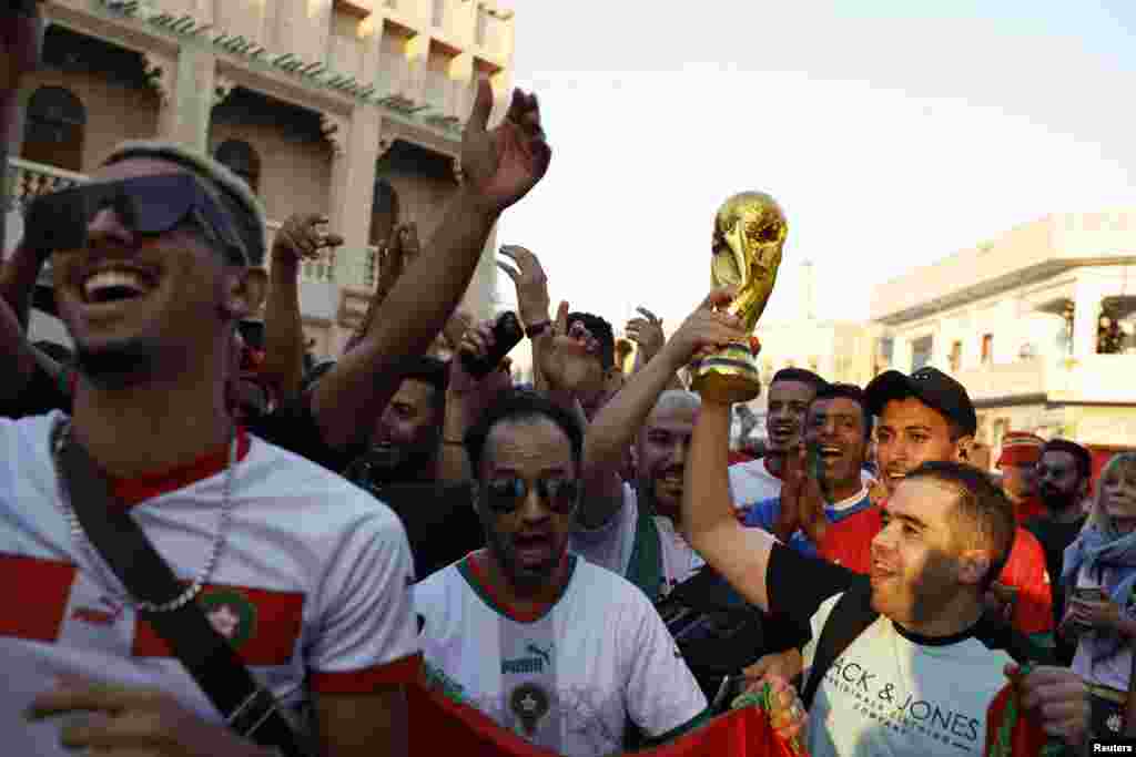 Aficionados de Marruecos posan con una réplica del trofeo de la Copa Mundial de la FIFA en el mercado Souq Waqif, el miércoles 23 de noviembre, antes del juego contra Croacia.