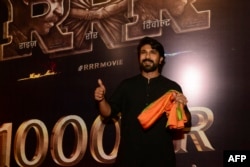 Aktor Ram Charan menghadiri acara pemutaran film drama aksi berbahasa Telugu 'RRR' di Mumbai, 6 April 2022. (SUJIT JAISWAL / AFP)