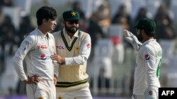 انگلش ٹیم راولپنڈی ٹیسٹ کے دوسرے روز اپنے مجموعی اسکور میں 151 رنز کا اضافہ کیا۔