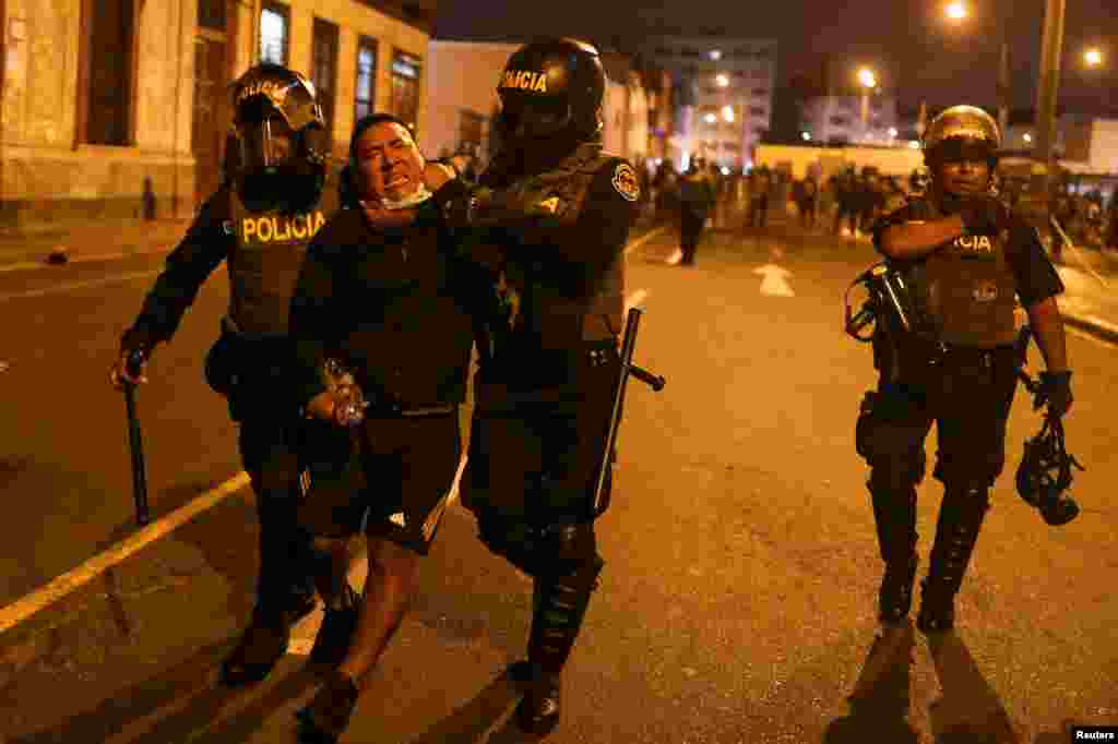 Un manifestante es detenido por agentes de policía durante una protesta el 10 de diciembre de 2022. Más de 3.000 manifestantes protestaron en la andina ciudad de Andahuaylas y otros mil en Lima, la capital de Perú, tras la destitución del expresidente Pedro Castillo.&nbsp;