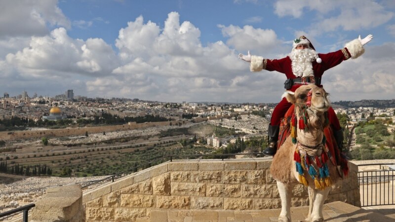 Palestinian Santa Brings Cheer to Jerusalem