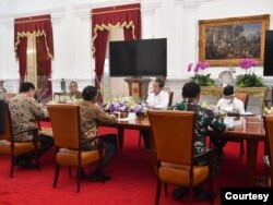 Presiden Jokowi dalam Ratas menginstruksikan agar penambahan slot penerbangan dilakukan secara hati-hati, dengan memperhatikan konektivitas dan efisiensi. (Biro Setpres)