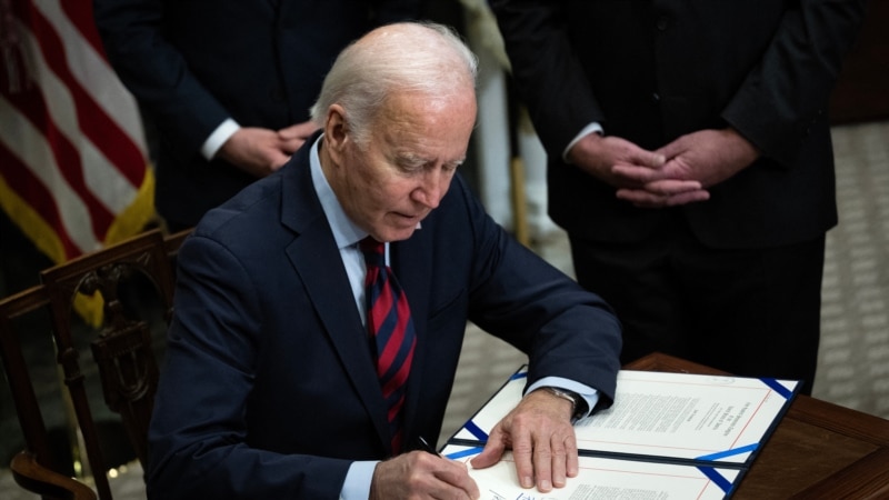 Biden Signs Bill to Block US Railroad Strike