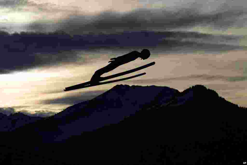 Atlet ski Slovenia,&nbsp;Anze Lanisek, melayang di udara pada tahap pertama turnamen lompat ski Four Hills ke-71 di Oberstdorf, Jerman. (Foto: AP)&nbsp;