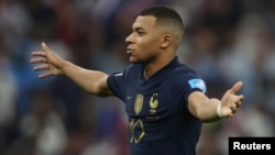 Le Français Kylian Mbappé célèbre son troisième but en finale de la Coupe du monde contre l'Argentine. Il sera élu soulier d'or. 