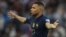 Le Français Kylian Mbappé célèbre son troisième but en finale de la Coupe du monde contre l'Argentine. Il sera élu soulier d'or. 