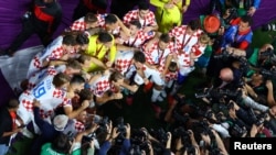 Los miembros del equipo de Croacia son fotografiados por los medios mientras celebran con sus medallas después de terminar en tercer lugar en la Copa del Mundo de Fútbol, 2022, en Doha, Qatar, el 17 de diciembre de 2022.