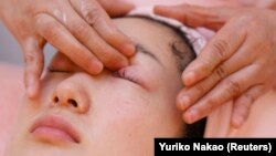 Pakar kecantikan Jepang Chizu Saeki (tak terlihat) mendemonstrasikan keahliannya di salonnya di Tokyo 2 Maret 2009. Ilmuwan bekerja keras untuk mengetahui, mengubah, memperlambat atau menyembunyikan proses penuaan yang dialami manusia. (Foto: REUTERS/Yuriko Nakao)