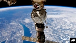 Foto yang diabadikan oleh kosmonaut Rusia, Sergei Korsakov, menunjukkan kapsul antariksa Soyuz di Stasiun Internasional Luar Angkasa (International Space Station/ISS), 19 Desember 2022. (Foto: Sergei Korsakov, Roscosmos State Space Corporation via AP)