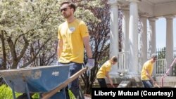 Para karyawan Liberty Mutual membersihkan lingkungan tempat penampungan perempuan dan keluarga di kota Boston, Massachusetts. (Foto courtesy: Liberty Mutual)