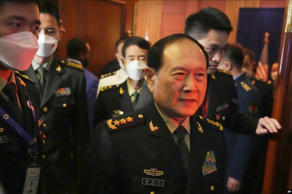 中国国防部长魏凤和在柬埔寨出席东盟防长会议期间抵达与美国防长奥斯汀举行会谈的会场。（2022年11月22日）(photo:VOA)