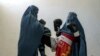 Dua perempuan Afghanistan, yang berlatih Muay Thai, berpose dalam sebuah kesempatan di Kabul, Afghanistan, pada 29 Oktober 2022. (Foto: AP/Ebrahim Noroozi)