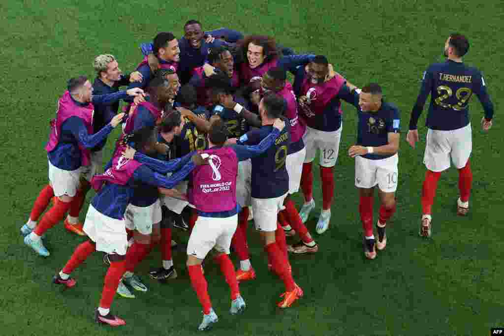 Basani ba France bazali kosepela nsima na kolonga Angleterre na 1/4 ya Mondial Qatar na stade Al-Baytm Al khor, Doha, 10 décembre 2022. (Photo by Giuseppe CACACE / AFP)