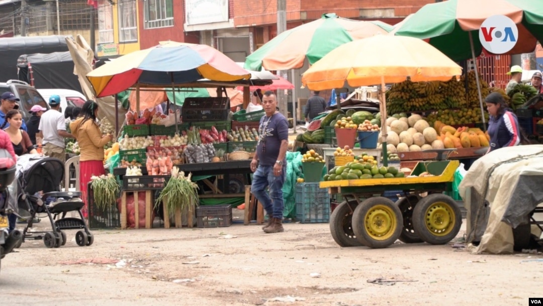 Varias de las carretas que se ubican en la Plaza de Mercado de Abastos, son de migrantes venezolanos que han encontrado en estas tiendas rodantes un empleo. [Foto: Federico Buelvas]