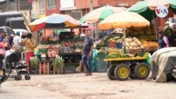 Varias de las carretas que se ubican en la Plaza de Mercado de Abastos, son de migrantes venezolanos que han encontrado en estas tiendas rodantes un empleo. [Foto: Federico Buelvas]