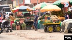 Varias de las carretas que se ubican en la Plaza de Mercado de Abastos, son de migrantes venezolanos que han encontrado en estas tiendas rodantes un empleo. [Foto: Federico Buelvas]